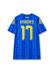 ロイヤルブルー地に連鎖ループ柄、襟下の黄色「SVERIGE」、黄色の「GYÖKERES」ネームと大型の17番、肩の黄色3本ストライプを備えたアウェイユニフォーム背面