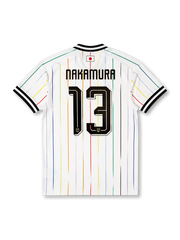 白地に七色のピンストライプ、襟下の日の丸、黒の「NAKAMURA」ネームと大型13番、黒と白のリブカフを備えたアウェイユニフォーム背面