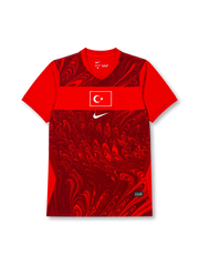 2026/27年トルコ代表アウェイジャージ正面、レッド、Vネック、胸にトルコ国旗モチーフ、中央にホワイトスウッシュ、前面にダークレッドのマーブル調グラフィック
