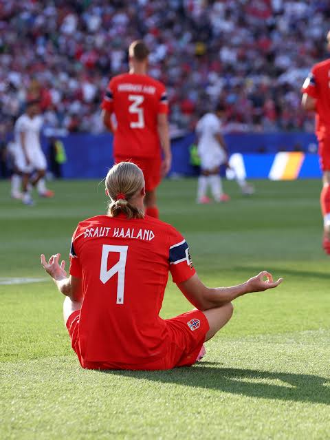 ノルウェー代表 2026 ホームユニフォーム（ブロート・ハーランド 9