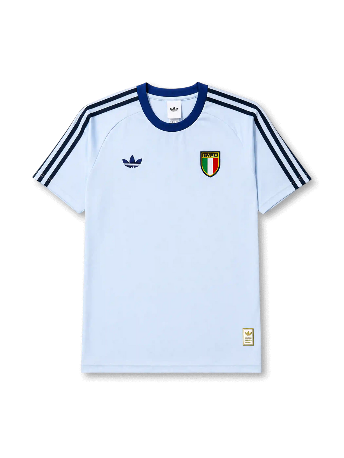 イタリア代表2026-2027ライトブルーTシャツ正面、淡いブルーのボディにネイビーの襟、肩のスリーストライプ、トレフォイルロゴとイタリア代表エンブレムを配した半袖デザイン