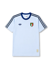 イタリア代表2026-2027ライトブルーTシャツ正面、淡いブルーのボディにネイビーの襟、肩のスリーストライプ、トレフォイルロゴとイタリア代表エンブレムを配した半袖デザイン