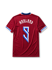 ノルウェー代表2024ホームユニフォーム背面・深いレッド地にルーン文字風レタリングで「HAALAND」と大きな番号9、白×ブルーの袖トリム