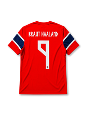 ノルウェー代表2026ホームユニフォーム背面・レッド地に白のルーン風レタリングで「BRAUT HAALAND」と大きな番号9、袖に紺×白のストライプ