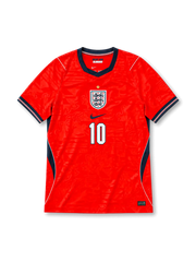イングランド代表 2026-27 アウェイ レプリカユニフォーム フロント、赤ボディにライオンとENGレターのトーナル総柄、胸中央にスリーライオンズ刺繍エンブレムとゴールドスター、ネイビースウッシュ、白の胸番号10、ネイビーリブ襟と袖口、白パイピング