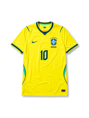 ブラジル代表 2026 ワールドカップ ホーム レプリカユニフォーム フロント、カナリアイエローのボディ、右胸に5つ星CBF刺繍エンブレムとBRASILレター、左胸にグリーンのスウッシュ、グリーンの胸番号10、ディープグリーンのVネックと袖口、脇のエメラルドパネル