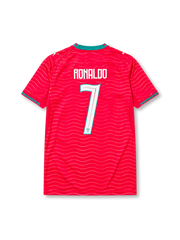 ポルトガル代表 2026 ワールドカップ レプリカユニフォーム バック、ターコイズ縁取りの白RONALDOネームと連盟紋章入り大型背番号7、レッドボディの波状トーナル柄、ティールグリーンの襟