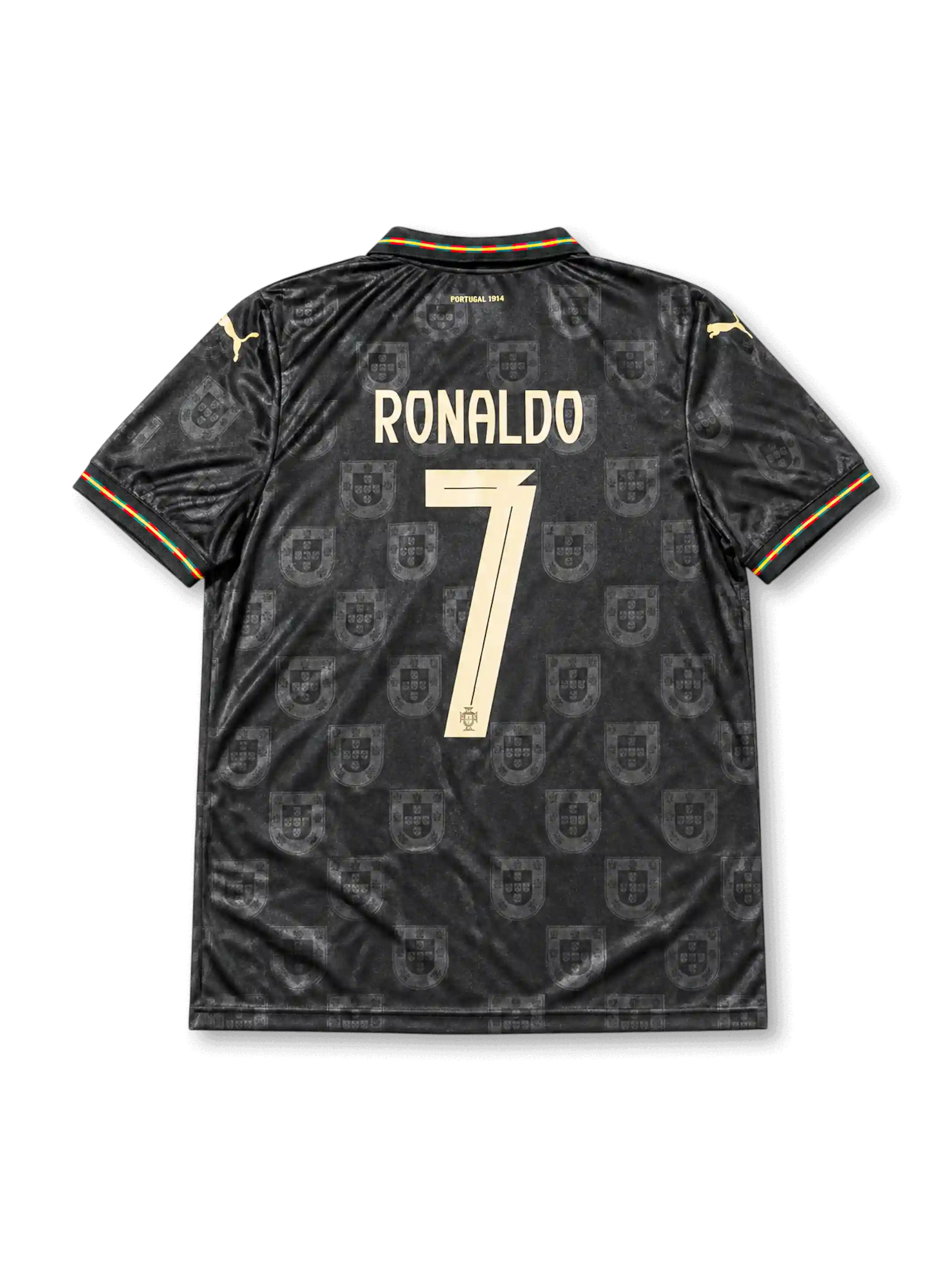 ポルトガル代表 2026 ワールドカップ ブラック レプリカユニフォーム バック、金のRONALDOネームと連盟紋章入り大型背番号7、襟元にPORTUGAL 1914のゴールドレター、漆黒ボディの国章総柄エンボス