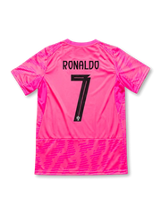 ポルトガル代表 2026 ワールドカップ ピンク レプリカユニフォーム バック、黒のRONALDOネームと連盟紋章入り大型背番号7、ネオンピンクボディ、裾の大胆なトーナルパターン