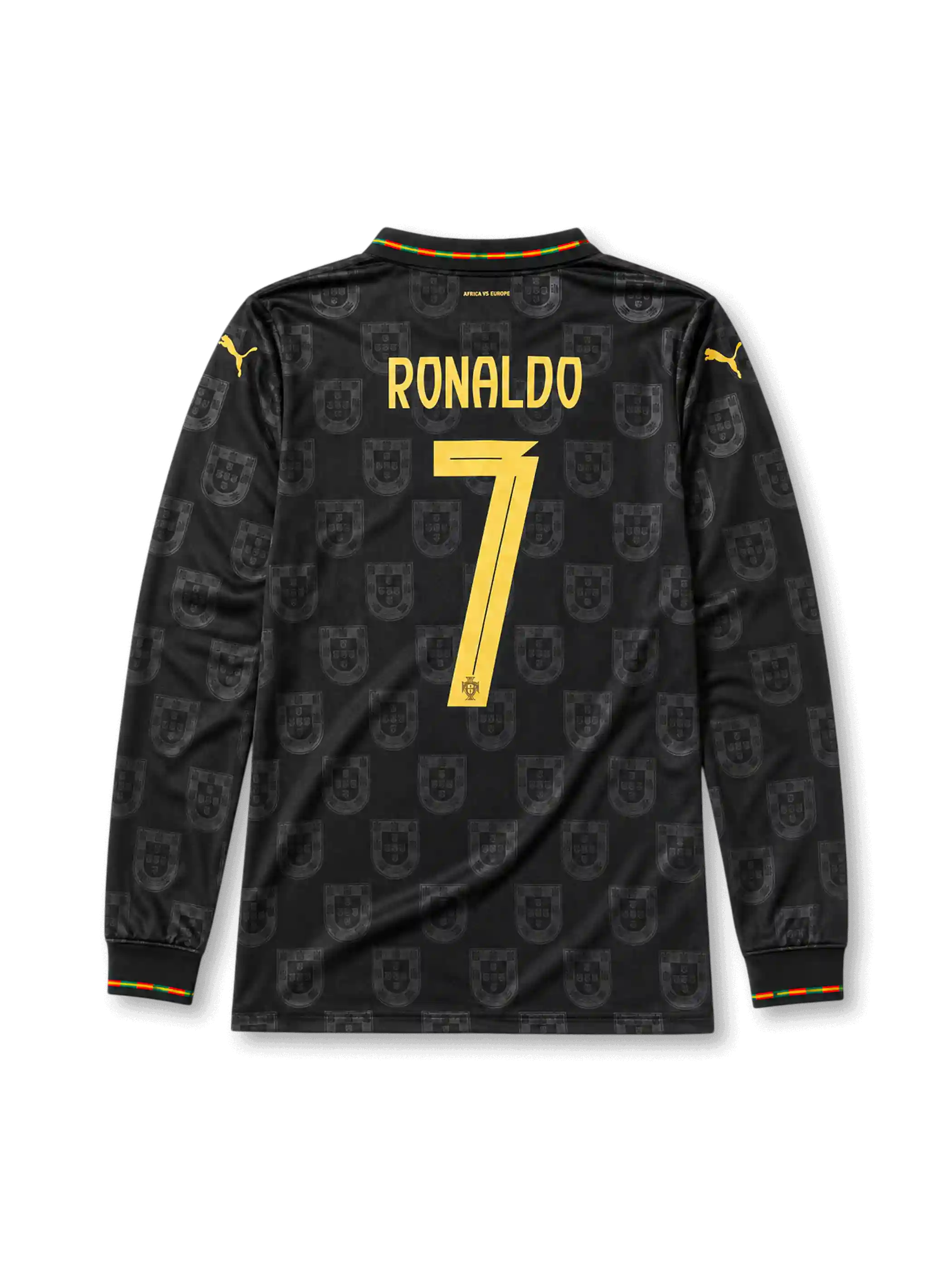 ポルトガル代表 2026 ワールドカップ ブラック長袖レプリカユニフォーム バック、イエローゴールドのRONALDOネームと連盟紋章入り大型背番号7、襟元にAFRICA VS EUROPEレター、漆黒ボディの国章総柄エンボス
