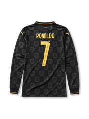 ポルトガル代表 2026 ワールドカップ ブラック長袖レプリカユニフォーム バック、イエローゴールドのRONALDOネームと連盟紋章入り大型背番号7、襟元にAFRICA VS EUROPEレター、漆黒ボディの国章総柄エンボス