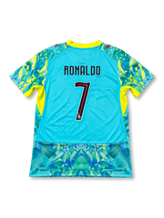 ポルトガル代表 2026 ワールドカップ カラフルスペシャル レプリカユニフォーム バック、ダークバーガンディのRONALDOネームと連盟紋章入り大型背番号7、アクアブルーのボディ、肩と裾の万華鏡調グラフィックパネル