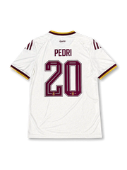 スペイン代表 2026 ワールドカップ アウェイ レプリカユニフォーム バック、バーガンディのPEDRIネームと連盟エンブレム入り大型背番号20、襟元にEspaña筆記体レター、白ボディのトーナル総柄、バーガンディと金の袖口