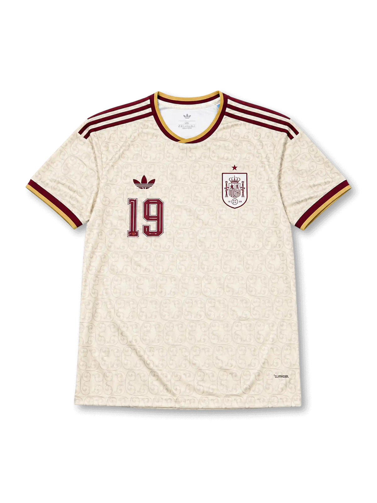 スペイン代表 2026 ワールドカップ アウェイ レプリカユニフォーム フロント、生成りボディに渦巻きオーナメント調トーナル総柄、右胸にバーガンディ1色のスペイン連盟エンブレムと星、左胸にトレフォイルロゴと胸番号19、バーガンディと金のVネックと肩3ストライプ