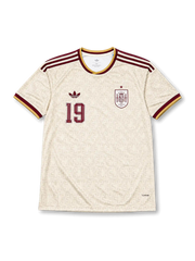 スペイン代表 2026 ワールドカップ アウェイ レプリカユニフォーム フロント、生成りボディに渦巻きオーナメント調トーナル総柄、右胸にバーガンディ1色のスペイン連盟エンブレムと星、左胸にトレフォイルロゴと胸番号19、バーガンディと金のVネックと肩3ストライプ
