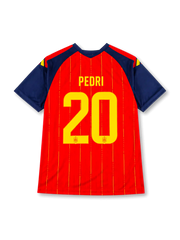 スペイン代表 2026 ワールドカップ ホーム レプリカユニフォーム バック、イエローのPEDRIネームと連盟エンブレム入り大型背番号20、赤ボディのイエローピンストライプ、ネイビーの袖と肩の国旗色ストライプ
