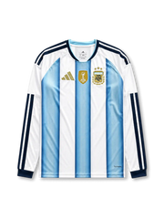 アルゼンチン代表 2026-27 ホーム 長袖レプリカユニフォーム フロント、空色と白の縦縞ストライプ、右胸に3つ星ゴールドAFA刺繍エンブレムとFIFAワールドチャンピオンズバッジ、ゴールドのパフォーマンスロゴ、長袖のネイビー3ストライプとリブカフス