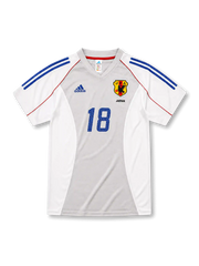 日本代表2002-04アウェイユニフォーム前面・ホワイト×グレーのパネル構成にブルーの2本ラインとレッドのパイピング、旧JFA八咫烏エンブレムとJAPAN表記、中央にブルーの背番号18