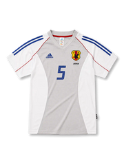 日本代表2002-04アウェイユニフォーム前面・ホワイト×グレーのパネル構成にブルーの2本ラインとレッドのパイピング、旧JFA八咫烏エンブレムとJAPAN表記、中央にブルーの背番号5