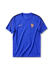 フランス代表2026ワールドカップ オーセンティックトレーニングシャツ正面、ロイヤルブルー地にネイビーショルダーパネル、右胸に2つ星FFF雄鶏エンブレム、左胸にゴールドオレンジのスウッシュ、袖にオレンジのカーブライン