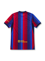 2026-27 FCバルセロナ ホームユニフォーム、ブルー×レッドの縦縞にSpotifyロゴ、クラブエンブレム、背面のBARÇA FOUNDATION表記を備えたデザイン。