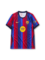 2026-27 FCバルセロナ ホームユニフォーム、ブルー×レッドの縦縞にSpotifyロゴ、クラブエンブレム、背面のBARÇA FOUNDATION表記を備えたデザイン。
