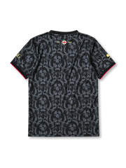 2024-25年イングランド代表ブラックTシャツ、ライオンヘッドの総柄、星付き代表エンブレム、ゴールド装飾入りデザイン。