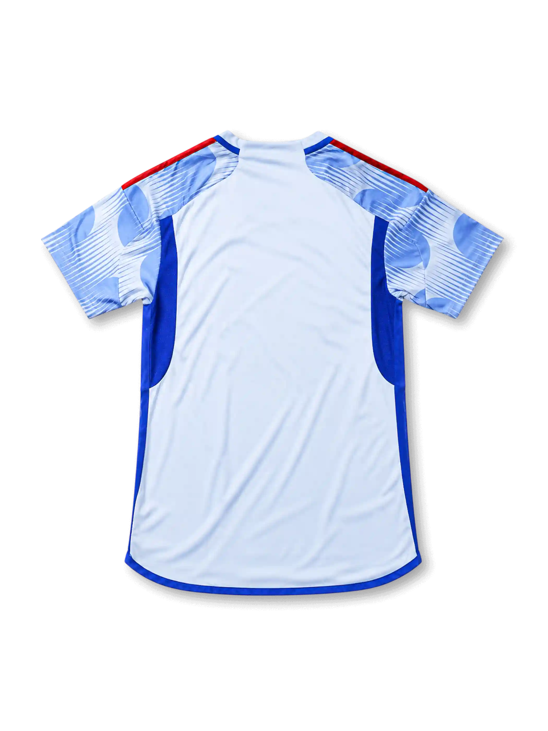 2022年スペイン代表アウェイユニフォーム、ライトブルーの波形総柄、国旗色の肩ストライプ、中央の代表エンブレム入りデザイン。