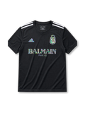 2026年アルゼンチン代表スペシャルエディションユニフォーム、ブラックボディにBALMAIN PARISの胸ロゴ、光沢感のあるAFAエンブレムとホワイトの肩ラインを備えたデザイン。