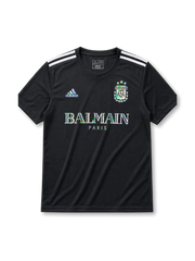 2026年アルゼンチン代表スペシャルエディションユニフォーム、ブラックボディにBALMAIN PARISの胸ロゴ、光沢感のあるAFAエンブレムとホワイトの肩ラインを備えたデザイン。