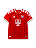 2026-27バイエルン・ミュンヘン ホームAuthenticユニフォーム、レッドカラーの縦ラインデザイン、クラブエンブレム、adidasロゴ、Tスポンサーを備えた選手着用仕様サッカーシャツ。