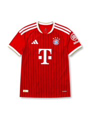 2026-27バイエルン・ミュンヘン ホームAuthenticユニフォーム、レッドカラーの縦ラインデザイン、クラブエンブレム、adidasロゴ、Tスポンサーを備えた選手着用仕様サッカーシャツ。