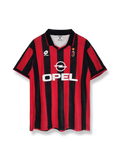 1995/96シーズンのACミランホームユニフォーム、パオロ・マルディーニ着用の伝統的サッカージャージ