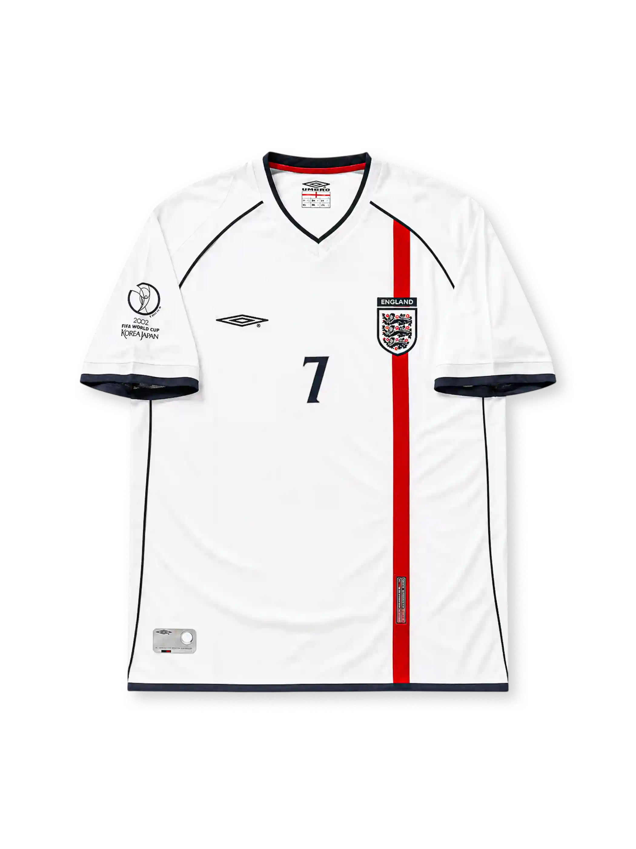 ホワイトベースにネイビーの襟と裾ラインを配し、右袖にFIFAワールドカップ韓国・日本2002大会エンブレム、裾中央にイングランドの十字紋章タブを備え、背面にネイビーのBECKHAMネームと7番をあしらったイングランド代表2002ワールドカップホームジャージ背面