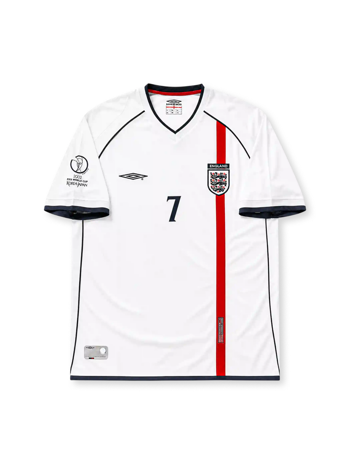ホワイトベースにネイビーの襟と裾ラインを配し、右袖にFIFAワールドカップ韓国・日本2002大会エンブレム、裾中央にイングランドの十字紋章タブを備え、背面にネイビーのBECKHAMネームと7番をあしらったイングランド代表2002ワールドカップホームジャージ背面