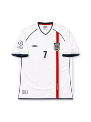 ホワイトベースにネイビーの襟と裾ラインを配し、右袖にFIFAワールドカップ韓国・日本2002大会エンブレム、裾中央にイングランドの十字紋章タブを備え、背面にネイビーのBECKHAMネームと7番をあしらったイングランド代表2002ワールドカップホームジャージ背面