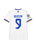 ホワイトベースにブルー×オレンジの襟と袖口ラインを配し、右袖にUEFAチャンピオンズリーグ13度優勝エンブレムとUEFAファウンデーションパッチを備え、背面にブルーのBENZEMAネームと9番、その下にレアル・マドリードのクラブエンブレムをあしらったレアル・マドリード2021-22ホームジャージ背面
