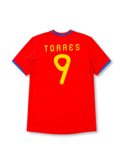 レッドベースに肩と両袖のイエロー3本ラインとブルー襟を配し、胸にadidasロゴ、イエローの9番、スペインサッカー連盟のクラブエンブレム、裾にCLIMACOOL表記を備えたスペイン代表2010ワールドカップホームジャージ正面