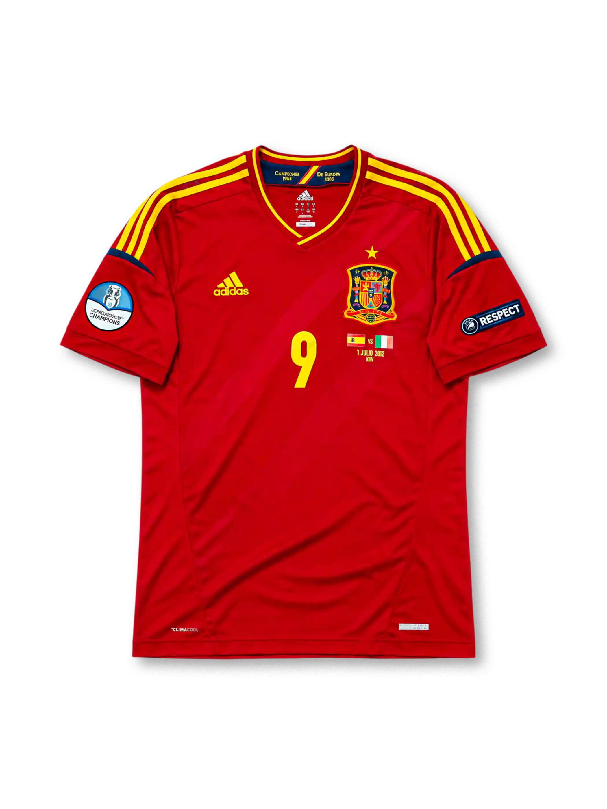 レッドベースに肩のイエロー3本ラインとネイビー袖口ラインを配し、胸にadidasロゴ、星付きスペインサッカー連盟エンブレム、イエローの9番、決勝戦カード（スペインvsイタリア 2012年7月1日キエフ）表記、左袖にUEFAユーロ2012優勝エンブレム、右袖にRESPECTパッチ、裾にCLIMACOOL表記を備えたスペイン代表2012ユーロ決勝記念ホームジャージ正面