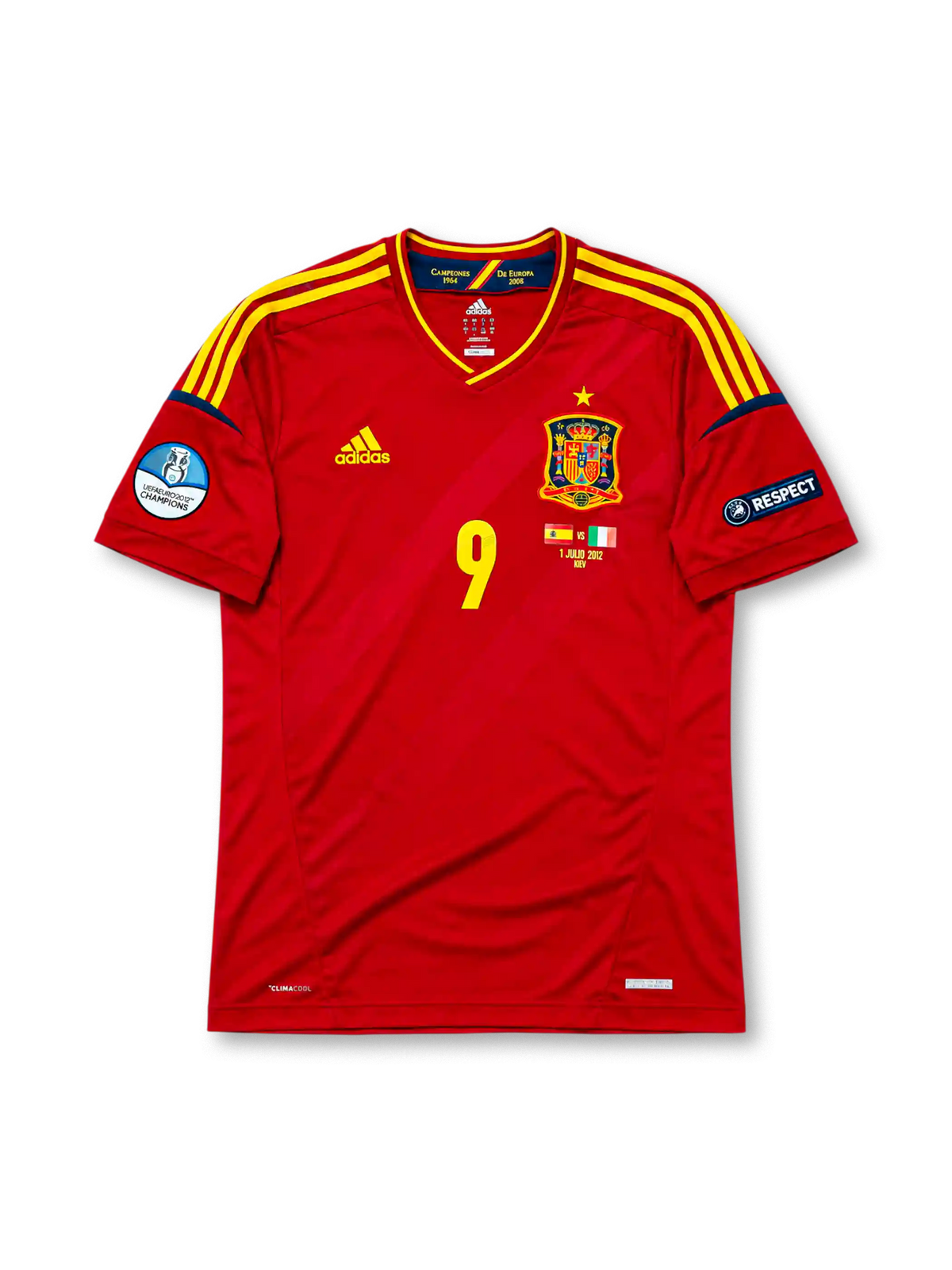 レッドベースに肩のイエロー3本ラインとネイビー袖口ラインを配し、胸にadidasロゴ、星付きスペインサッカー連盟エンブレム、イエローの9番、決勝戦カード（スペインvsイタリア 2012年7月1日キエフ）表記、左袖にUEFAユーロ2012優勝エンブレム、右袖にRESPECTパッチ、裾にCLIMACOOL表記を備えたスペイン代表2012ユーロ決勝記念ホームジャージ正面