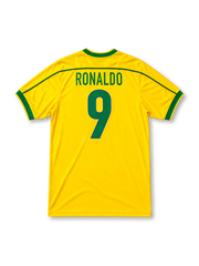 イエローベースにグリーンの襟と肩口ラインを配し、胸にナイキロゴ、星4つ付きCBFブラジルサッカー連盟エンブレムとBRASIL表記、ブルーの9番をあしらったブラジル代表1998ワールドカップホームジャージ正面