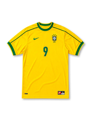 イエローベースにグリーンの襟と肩口ラインを配し、胸にナイキロゴ、星4つ付きCBFブラジルサッカー連盟エンブレムとBRASIL表記、ブルーの9番をあしらったブラジル代表1998ワールドカップホームジャージ正面
