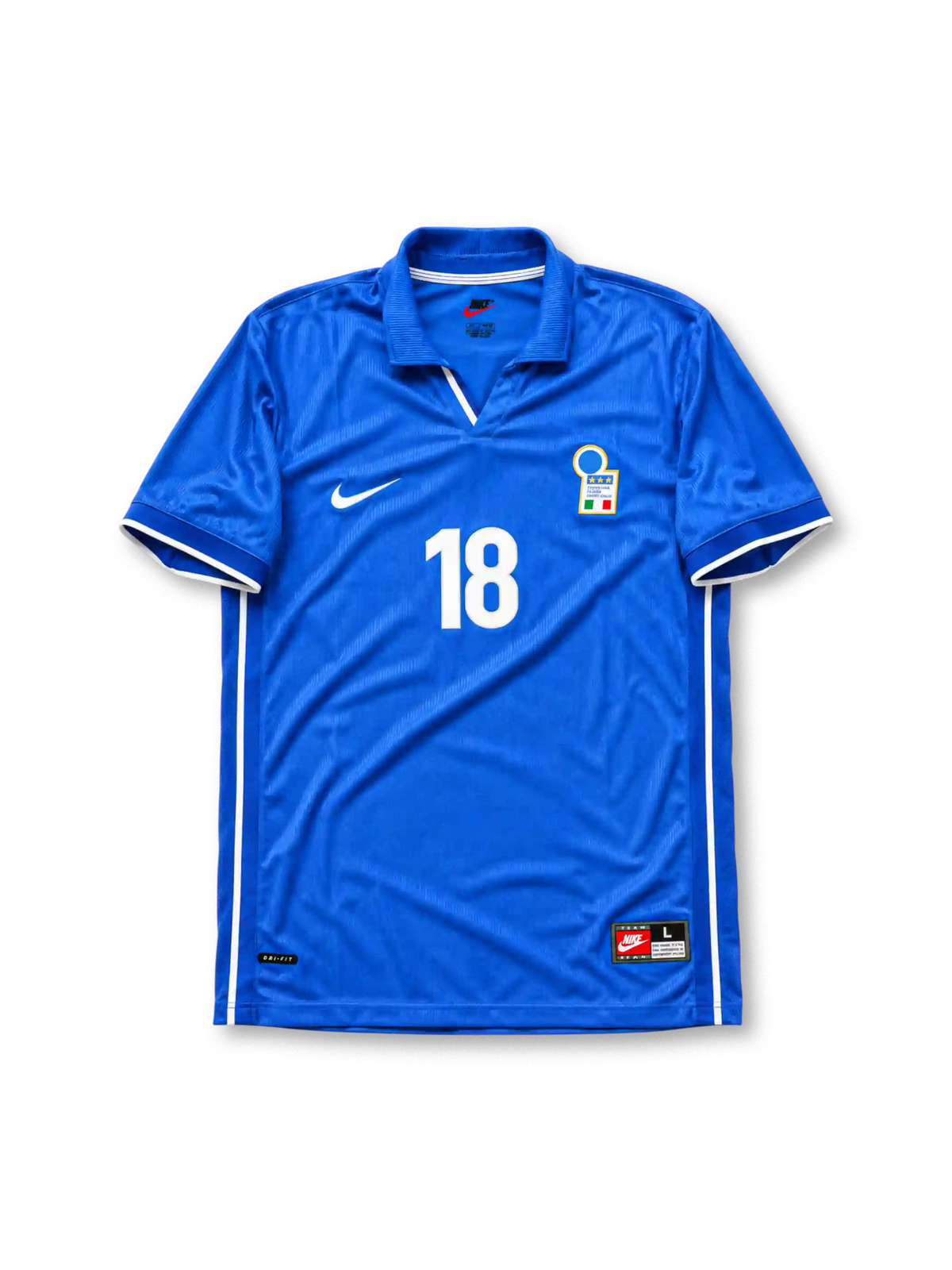 italy-1998-world-cup-home-jersey-18
Alt：ブルーベースにホワイトの襟ラインと両脇の縦ライン、Vネック仕様で、胸にナイキロゴ、星3つ付きイタリアサッカー連盟エンブレム、白抜きの18番を備えたイタリア代表1998ワールドカップホームジャージ正面