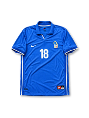 italy-1998-world-cup-home-jersey-18
Alt：ブルーベースにホワイトの襟ラインと両脇の縦ライン、Vネック仕様で、胸にナイキロゴ、星3つ付きイタリアサッカー連盟エンブレム、白抜きの18番を備えたイタリア代表1998ワールドカップホームジャージ正面