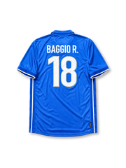 italy-1998-world-cup-home-jersey-18
Alt：ブルーベースにホワイトの襟ラインと両脇の縦ライン、Vネック仕様で、胸にナイキロゴ、星3つ付きイタリアサッカー連盟エンブレム、白抜きの18番を備えたイタリア代表1998ワールドカップホームジャージ正面