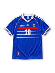 ブルーベースにホワイト襟と両肩のホワイト×レッドラインを配し、胸にFIFA WORLD CUP FRANCE 98表記、adidasロゴ、フランスサッカー連盟のコックエンブレム、中央にレッドの帯とホワイトの10番、裾にフランスサッカー連盟の紋章タグを備えたフランス代表1998ワールドカップホームジャージ正面