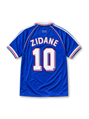 ブルーベースにホワイト襟と両肩のホワイト×レッドラインを配し、胸にFIFA WORLD CUP FRANCE 98表記、adidasロゴ、フランスサッカー連盟のコックエンブレム、中央にレッドの帯とホワイトの10番、裾にフランスサッカー連盟の紋章タグを備えたフランス代表1998ワールドカップホームジャージ正面