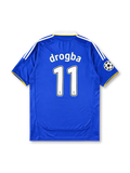 ブルーベースにホワイト襟とイエロー縁取り、両袖にホワイト3本ラインを配し、胸にadidasロゴ、UEFAチャンピオンズリーグ決勝モスクワ2008の大会表記、チェルシーFCのクラブエンブレム、中央にSAMSUNGスポンサーロゴ、左袖にチャンピオンズリーグエンブレムを備えたチェルシー2007-08チャンピオンズリーグ決勝記念ジャージ正面