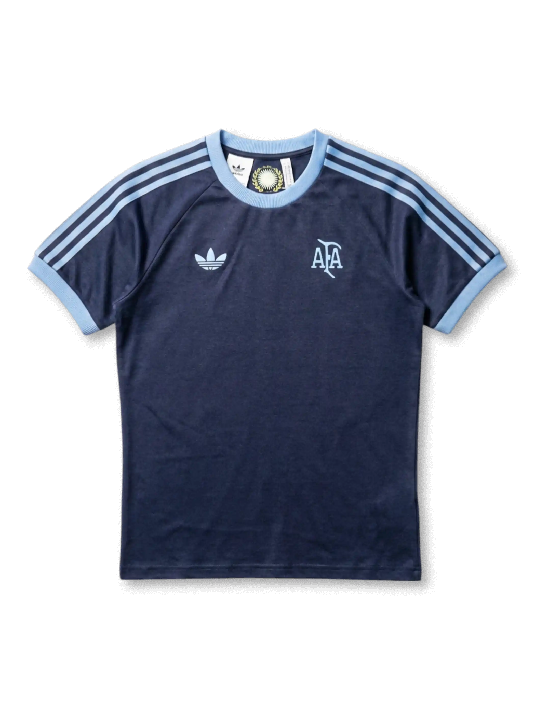 アルゼンチン代表×adidas Originals復刻ライフスタイルTシャツ正面・ネイビー、スカイブルー3本ストライプ袖・AFAヴィンテージ筆記体エンブレム・カラー裏太陽紋章ラベル
