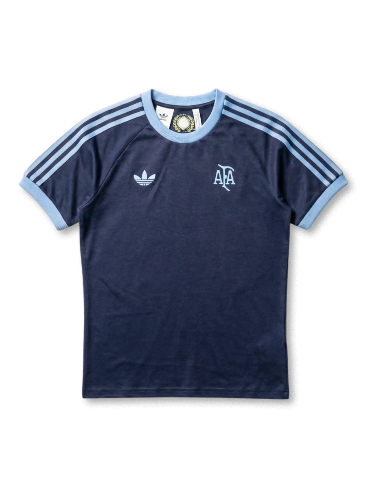 アルゼンチン代表×adidas Originals復刻ライフスタイルTシャツ正面・ネイビー、スカイブルー3本ストライプ袖・AFAヴィンテージ筆記体エンブレム・カラー裏太陽紋章ラベル
